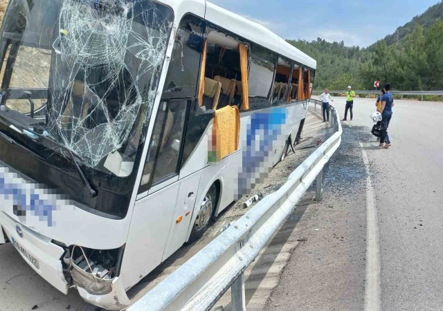 Göcekte kontrolden çıkan otobüs refüjdeki kanala düştü