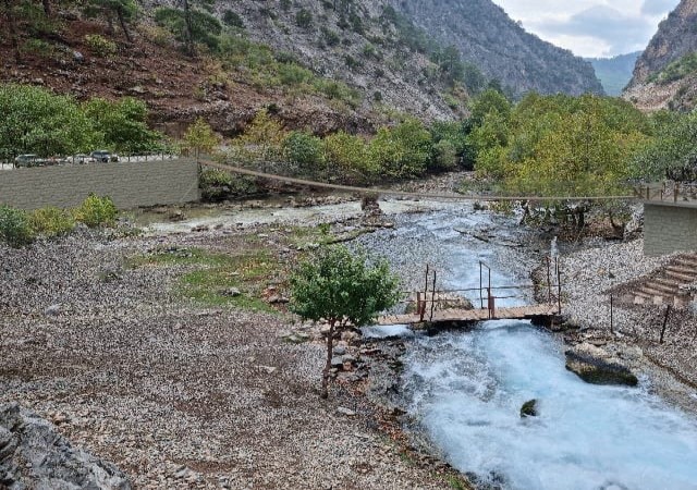 Göksu Şelalesine yaya ulaşımını sağlayan sallanan köprü yenileniyor