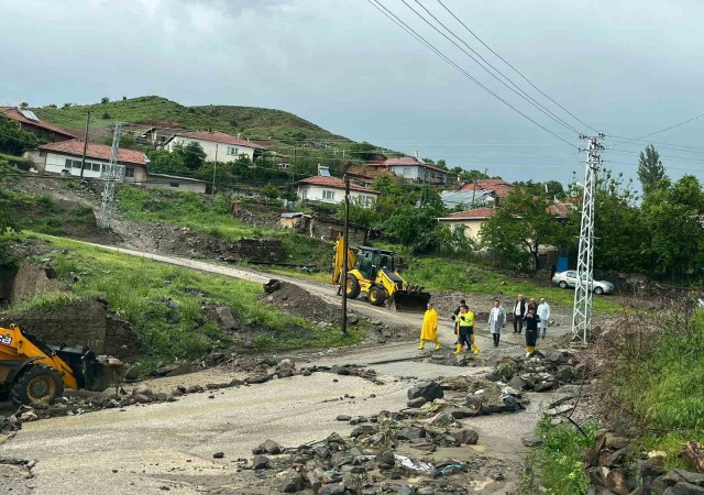 Gölbaşı Belediye Başkanı Şimşek, selden etkilenen Yaylabağ Mahallesinde incelemelerde bulundu