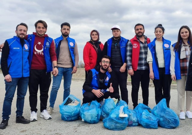 Gönüllü gençler çevre temizliği yaptı