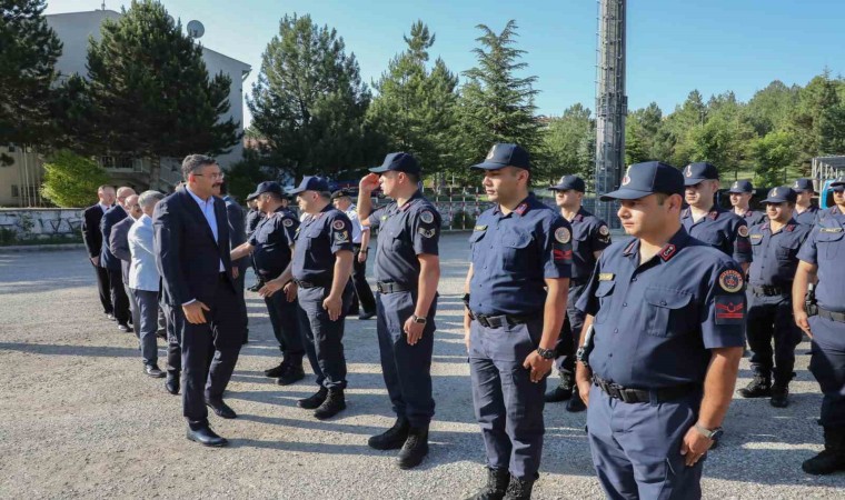 Görevi başındaki jandarma personelinin bayramını kutladı