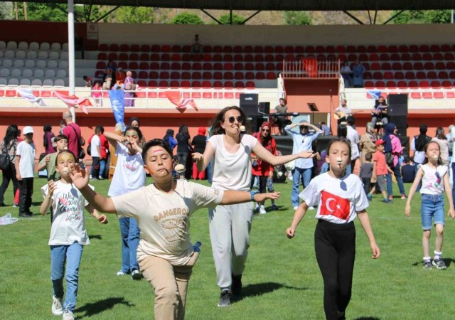 Gümüşhanede karnesini alan çocuklar Yenişehir Stadyumunda doyasıya eğlendi