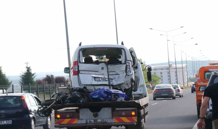 Hafif ticari araca çarpan motosikletli yolun karşısına uçtu: 3 yaralı