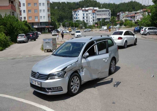 Hafif ticari araçla otomobil çarpıştı: 1 yaralı