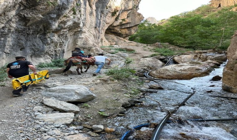 Hakkaride nefes kesen kurtarma çalışması