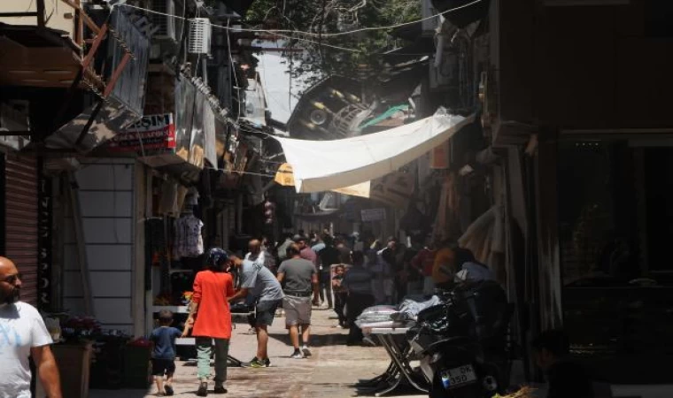 Hatay’da yıkıma uğrayan tarihi çarşıda bir yanda enkaz, diğer yanda bayram alışverişi