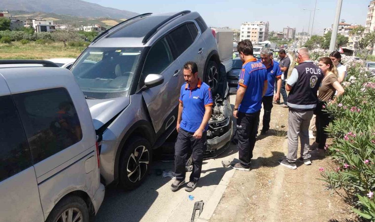 Hayrete düşüren kaza, cip otomobilin üzerine kaldı