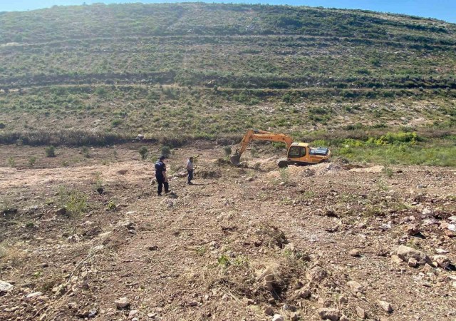 Hazine arazisinde yer açarken suçüstü yakalandılar