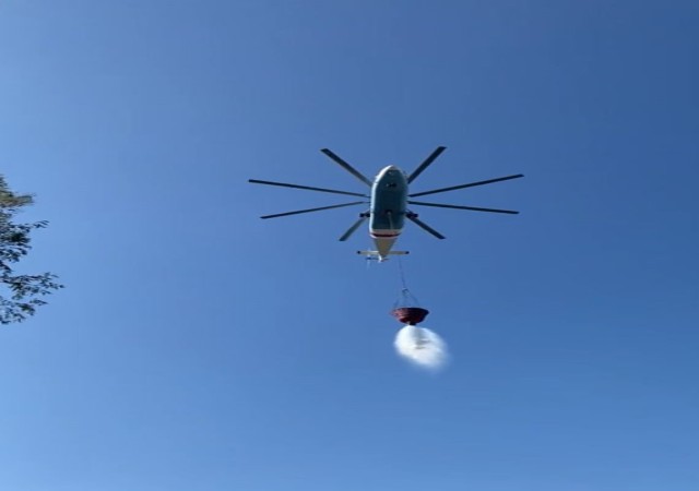 Helikopterin soğutma çalışmasını çeken muhabirler tonlarca suyun altında kalıyordu