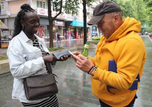 Her gören Afrikalı zannediyor, gerçeği öğrenince şaşkına dönüyor