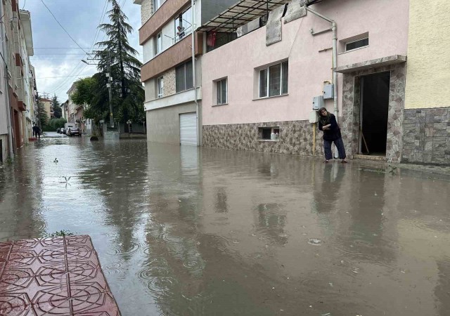 Her yağmurda bodrumu su dolan kadın ESKİye isyan etti