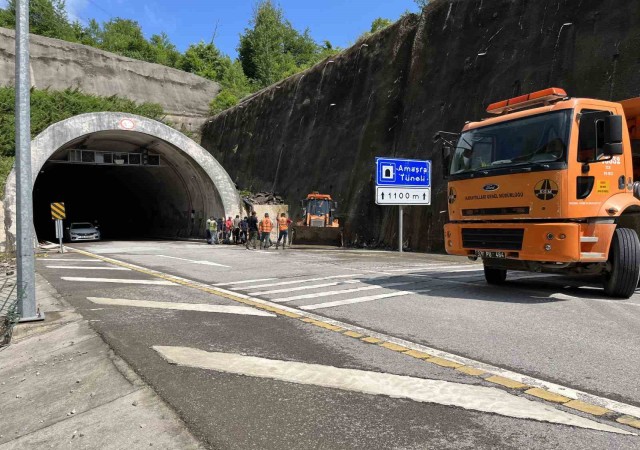 Heyelan oluşan Amasra Tünelinde temizlik çalışmaları başlatıldı