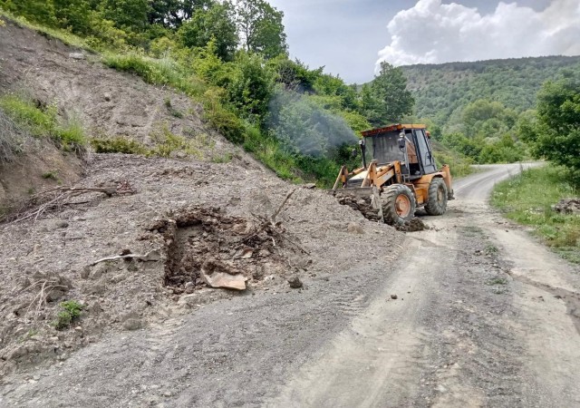 Heyelan sebebiyle zarar gören köy yolları açıldı