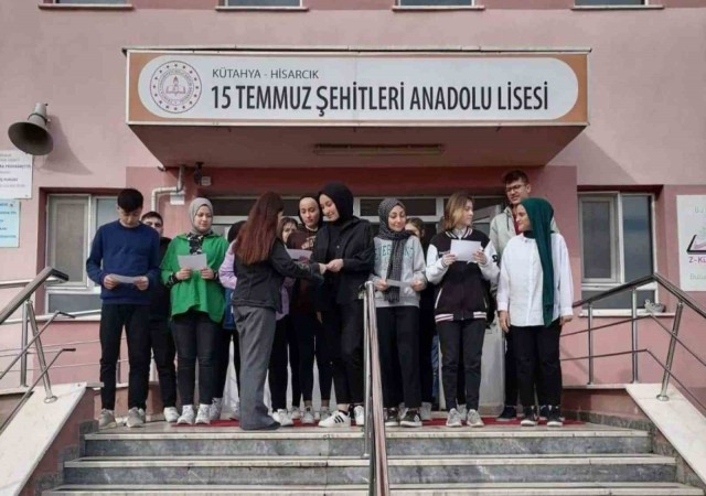 Hisarcıkta eTwinning projesine katılan lise öğrencilerine katılım belgesi verildi