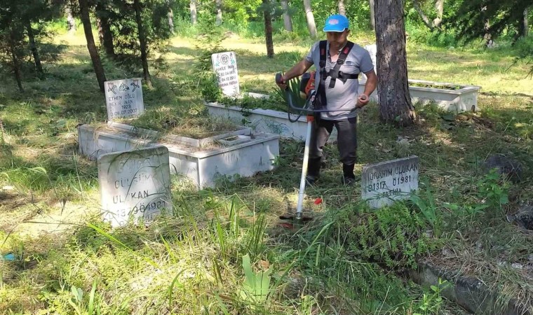 Hisarcıkta mezarlık temizliği