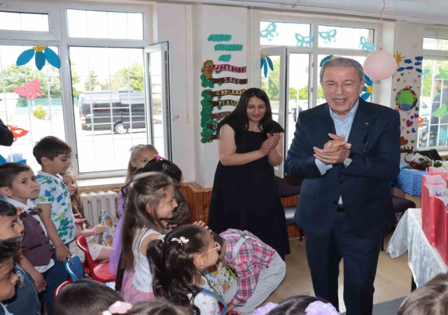 Hulusi Akardan öğrencilere: “Okuyacaksınız ve ülkemize, memleketimize yararlı insanlar olacaksınız”