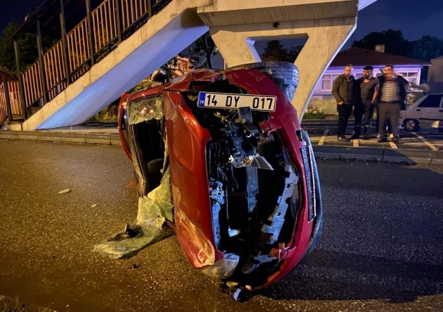 Hurdaya dönen otomobilin içinden çıkarak olay yerinden kaçtı