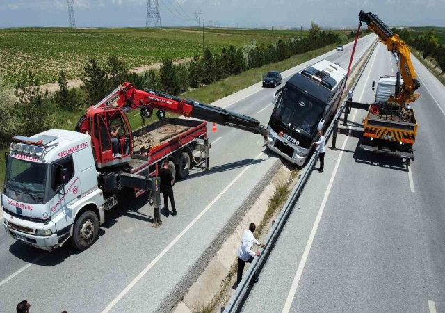 İçerisinde 25 yolcusu bulunan otobüs orta refüje girip bariyerlere çarptı