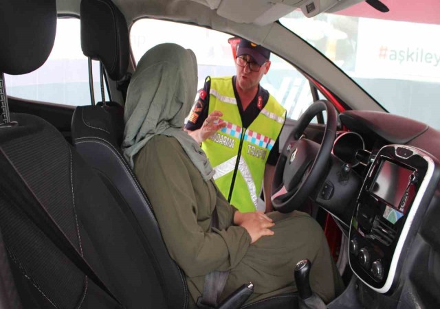 Iğdırda Jandarma Mobil Eğitim Tırı ve Emniyet Kemeri Simülasyon Aracı ile Uygulamalı Trafik Eğitimi