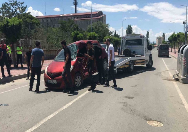 Iğdırda öğretmenlerin olduğu araç kaza yaptı: 3 yaralı