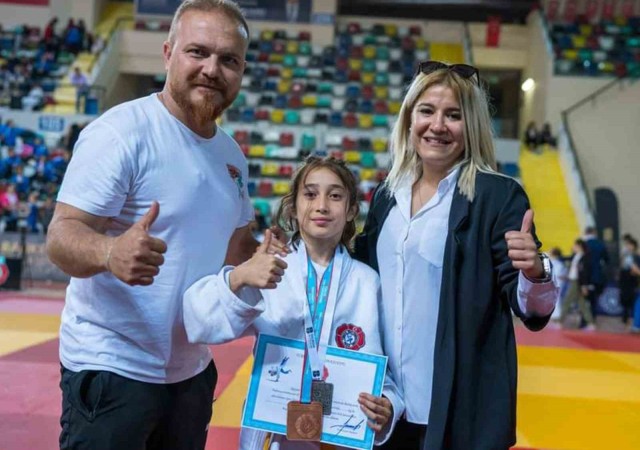 İlk kez katıldığı judo şampiyonada Türkiye üçüncüsü oldu