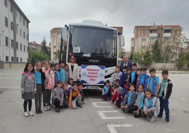 İlkokul öğrencileri köy okullarına kitap bağışladı