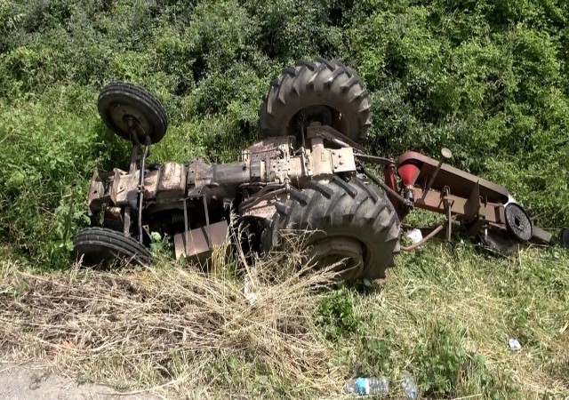 İnanılmaz kurtuluş: Devrilen traktörün altından sağ çıktılar