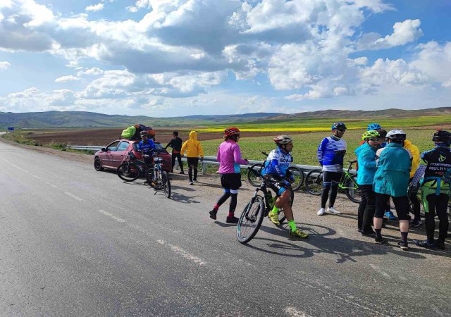 İranlı turistler Van Gölüne dikkat çekmek için pedal çevirdi