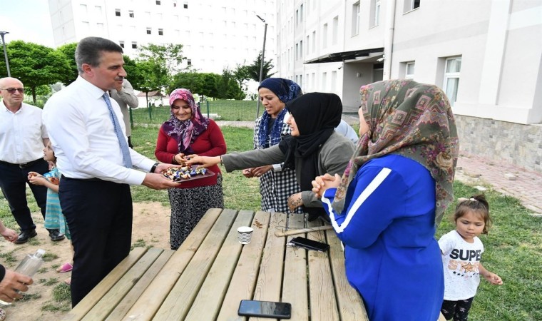 Isparta Valisi Aydın Baruş depremzedelerin bayramını kutladı