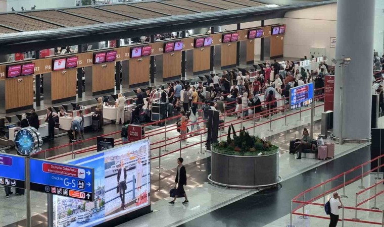 İstanbul Havalimanında Kurban Bayramı öncesi yoğunluk sürüyor