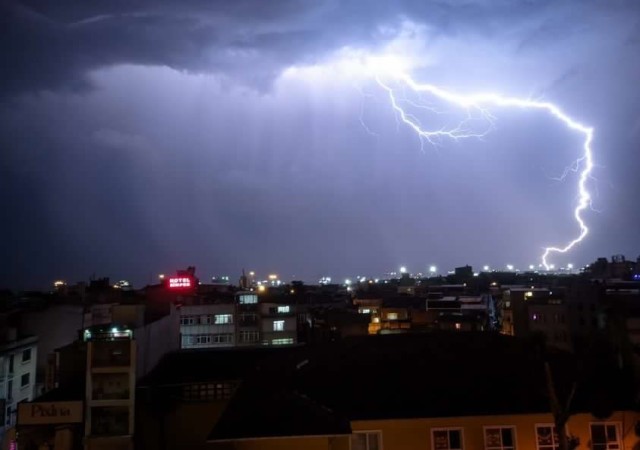 İstanbulda şimşek ve gök gürültüsü etkili oldu