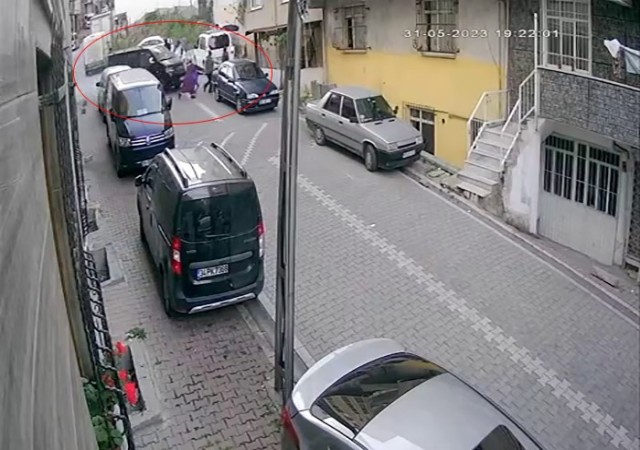 İstanbulda sokağa girmeye çalışan araç 1i çocuk 3 kişiyi altına alarak ezdi: O anlar kamerada