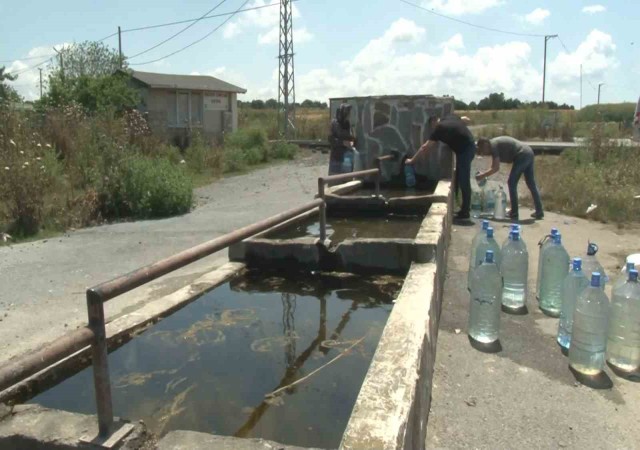 İstanbulda uzun süren bakım çalışması nedeniyle suları akmayan vatandaşlar çeşmelere akın etti