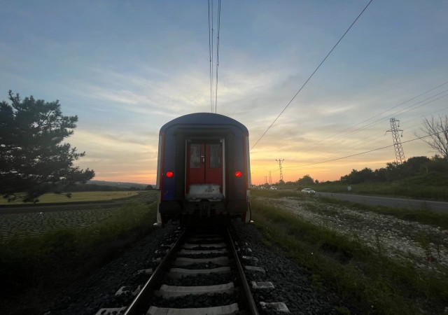 İstanbulda yolcu treni hemzemin geçitte otomobile çarptı: 1 ağır yaralı