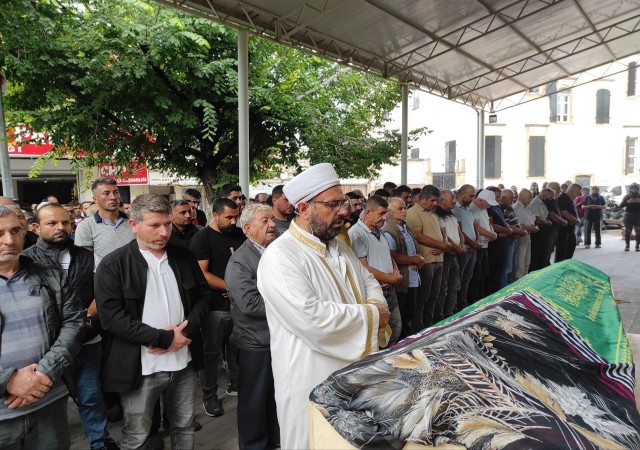 İzmirde kabloyla boğulmuş halde ölü bulunan genç kadın son yolculuğuna uğurlandı