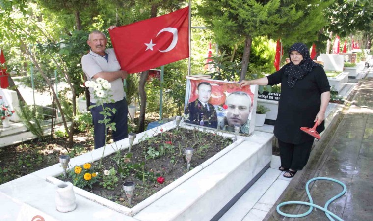 İzmirde şehitliklerde buruk bayram arifesi