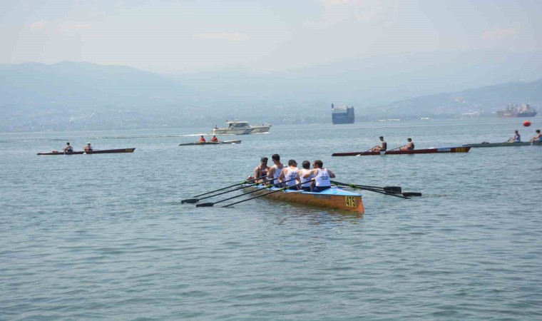 İzmit Körfezinde kürekçilerin kıyasıya mücadelesi ikinci gününde tüm hızıyla sürüyor