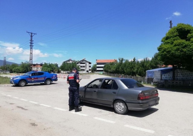 Jandarma aranan şahıs ve araçlara uygulama yaptı