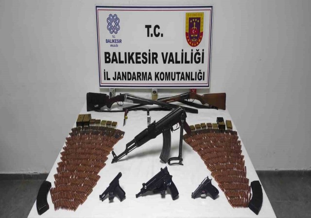 Jandarma baskınından adeta cephanelik çıktı