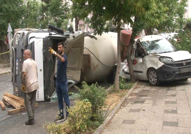 Kadıköyde beton mikseri felaketi: 4 araç ezildi, 1 kişi yaralı