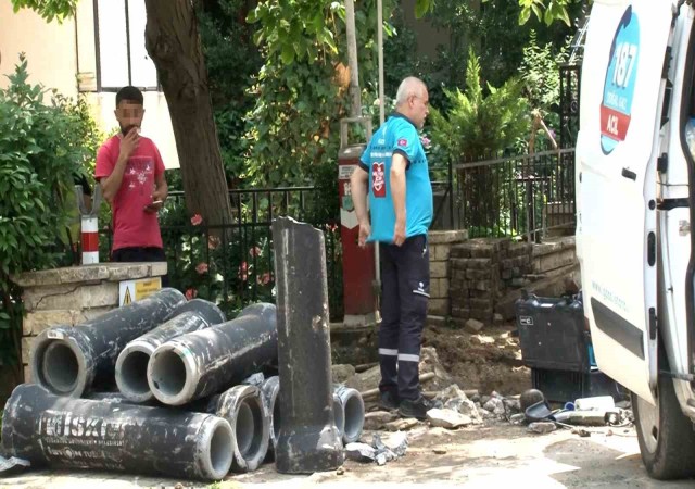 Kadıköyde doğal gaz borusu patladı, sigarayla başında bekledi