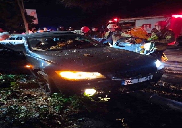 Kadıköyde kontrolden çıkan araç aydınlatma direğine çarptı: 1 ağır yaralı