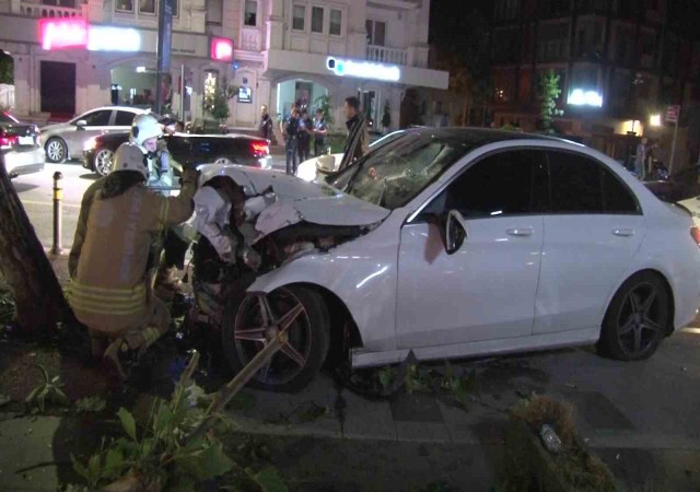 Kadıköyde kontrolden çıkan araç kaldırımdaki ağaca çarptı: 1 yaralı