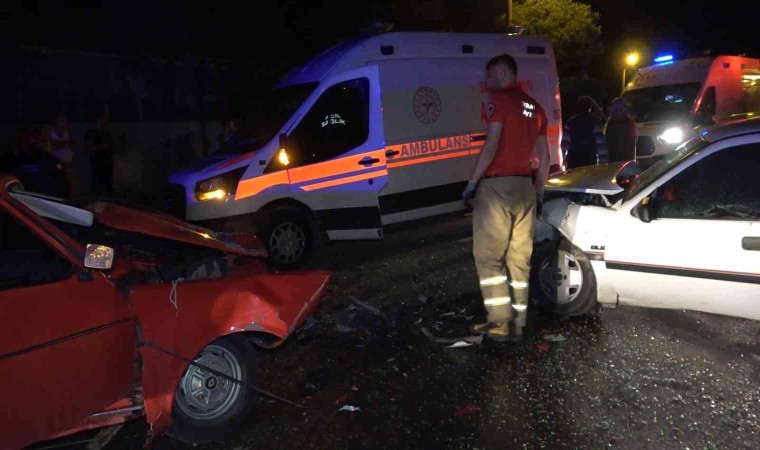 Kafa kafaya çarpışan iki otomobil hurdaya döndü: 3 ağır yaralı