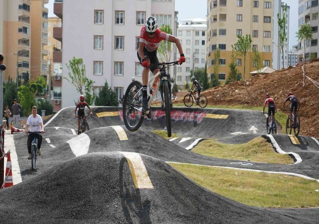 Kahramanmaraşlı Milli pedallar büyükşehirin parkurunda piste çıktı