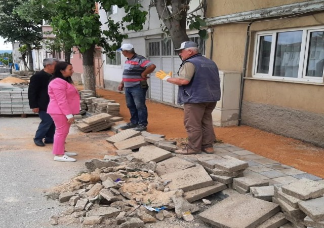 Kaldırım tamirat çalışmaları yerinde inceledi