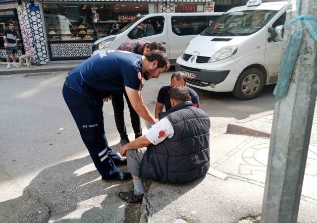 Kaldırımdan düşerek hafif yaralanan adam ilk yardım yapılmasını kabul etmedi