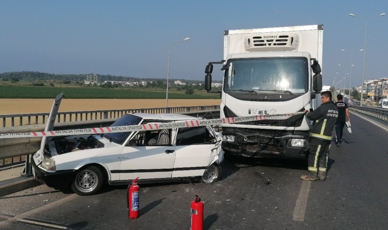 Kamyon, çarpıp sürüklediği otomobili bariyerlerle arasına sıkıştırdı: 4 yaralı