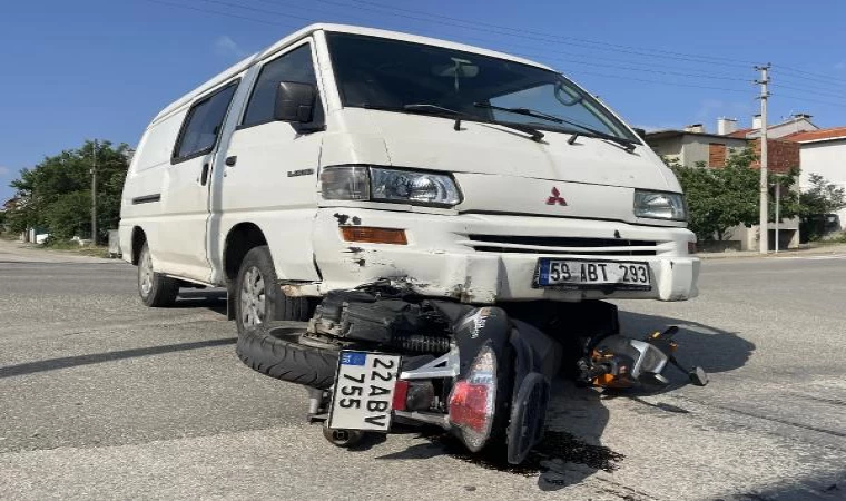 Kamyonetin çarptığı motosikletin kasksız sürücüsü ağır yaralandı