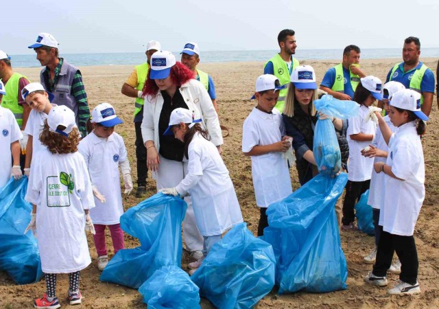 Karacabeyde minik çevre gönüllüleri sahili temizleyerek farkındalık oluşturdu